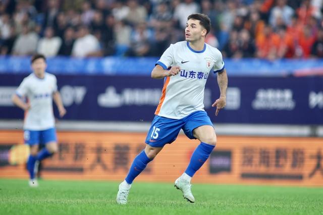 足球报: 泰山队希望引进两名中后场外援及2-3名内援