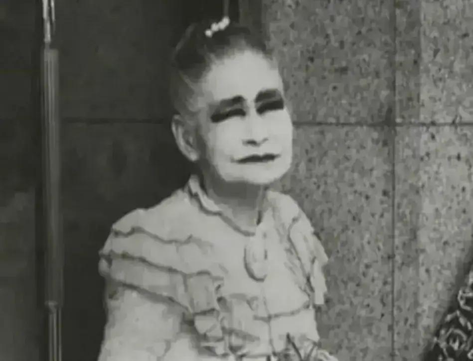 下图中，打扮妖娆的日本老太太，名叫岗雪子。谁能想到，74岁的她仍在街头拉客。不过