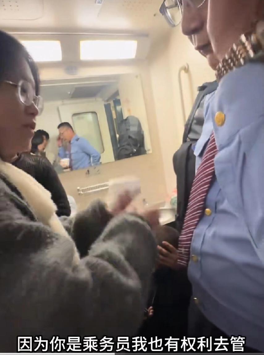 绿皮火车上，女子因不满有人在厕所抽烟，让列车员解决这个问题并教育吸烟者。列车员跟