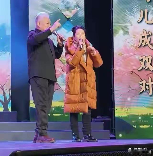 62岁何赛飞最新穿搭太圈粉，羽绒服配围巾搭黑裤，保暖又时髦，状态好得像42岁！