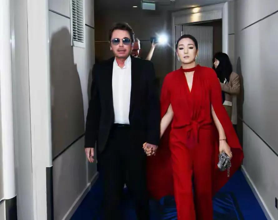 张艺谋选演员只看两点：天然脸，有悟性他可是不受资本影响，作为名导话语权还是很大