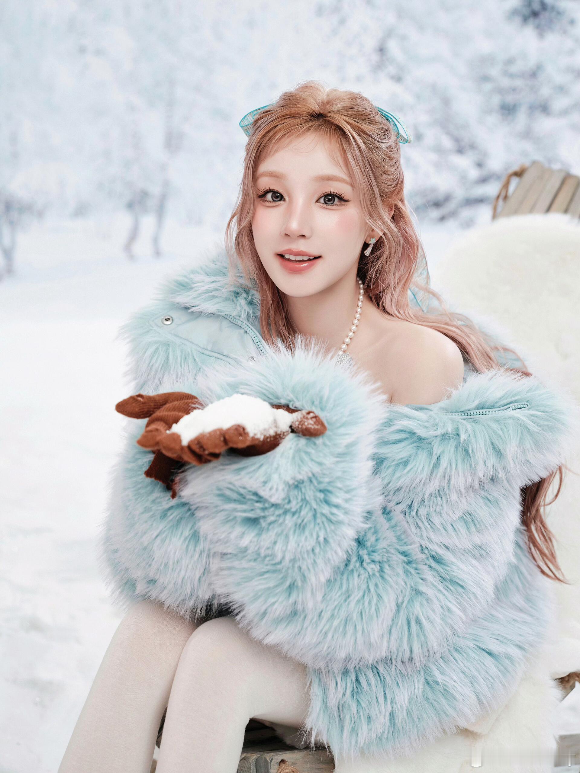 宋雨琦✖️UGG冬日风格大片宋雨琦解锁UGG冬日造型！一身浅蓝毛绒外套搭配同