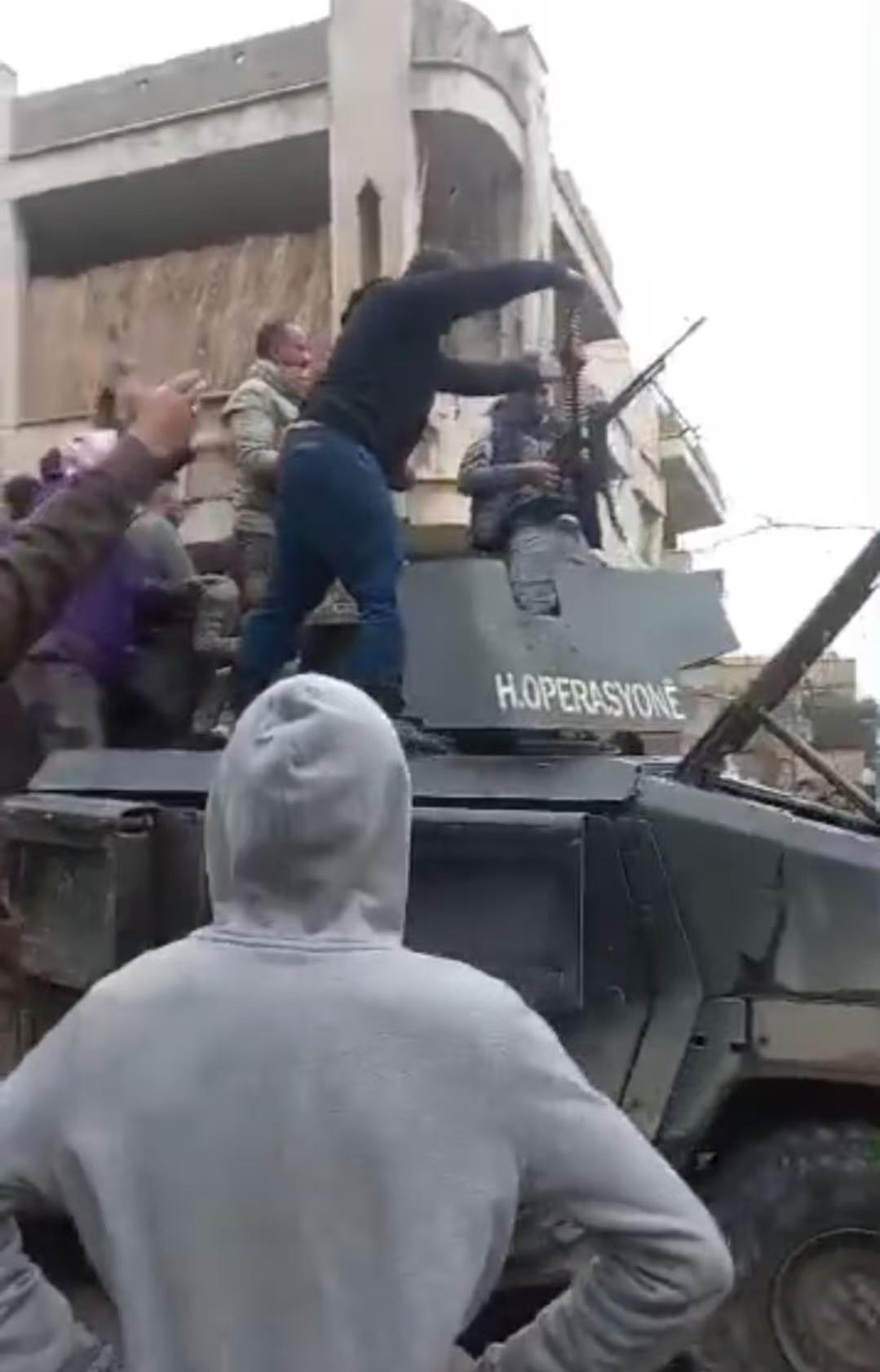 美械大军刚冲出来，就被叙利亚人民缴械了！战斗一爆发，美式武器库尔德武装开着悍马军