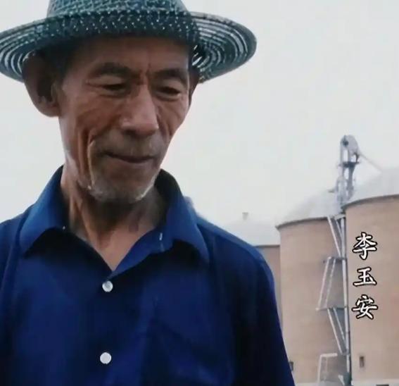 1990年，一东北老汉得知儿子当兵被拒，他拉起儿子就来到军营，掏出怀里的小学课本