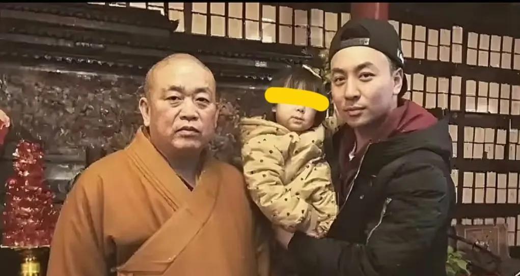 释小龙原来是释永信的亲徒弟？这一轮释永信被带走，很多网友感叹，最忧心的可能就是他