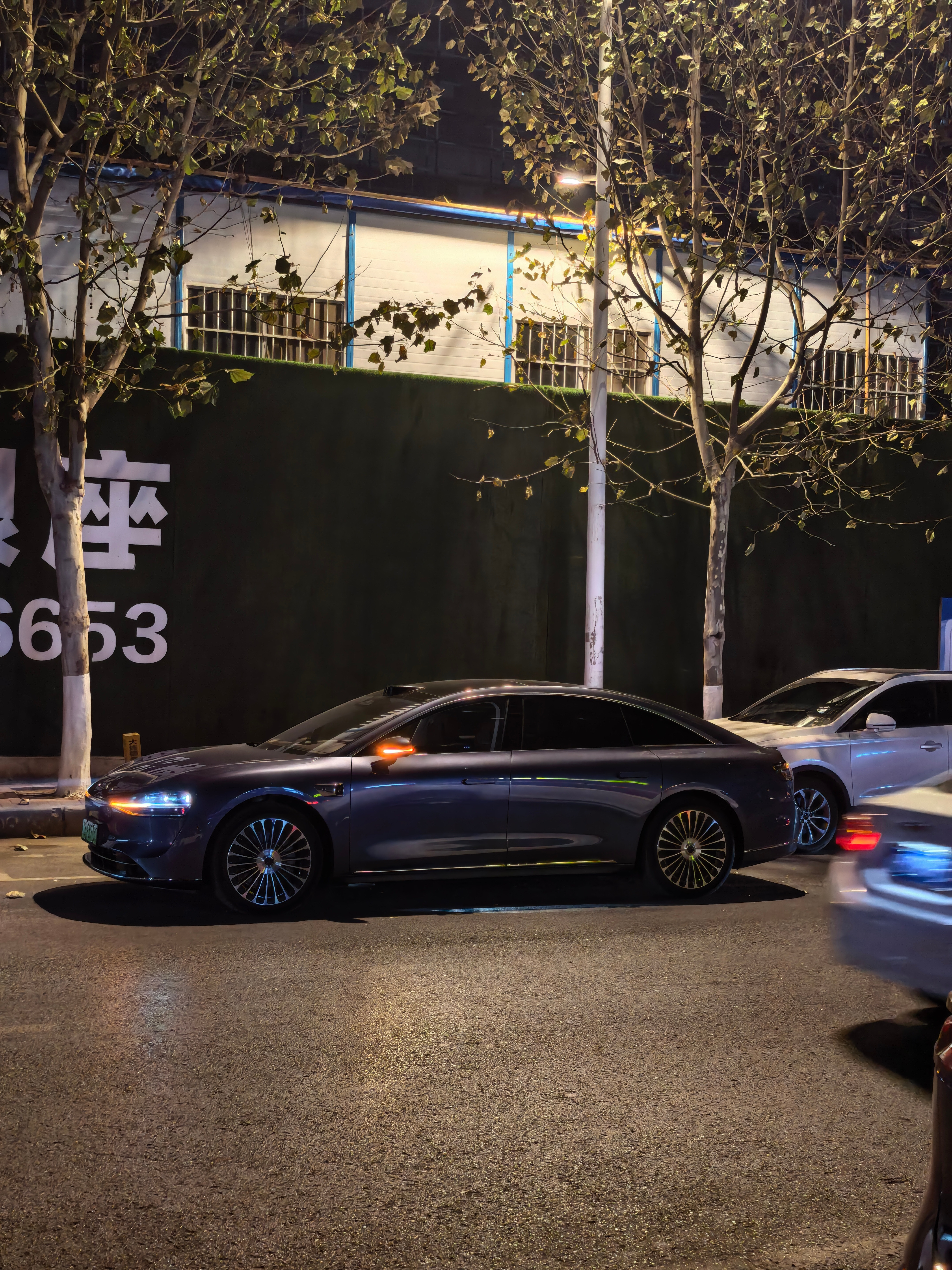 S9还是很有气质的多辐轮毂配流线型车身还有恰到好处的镀铬点缀还有最好的辅助驾