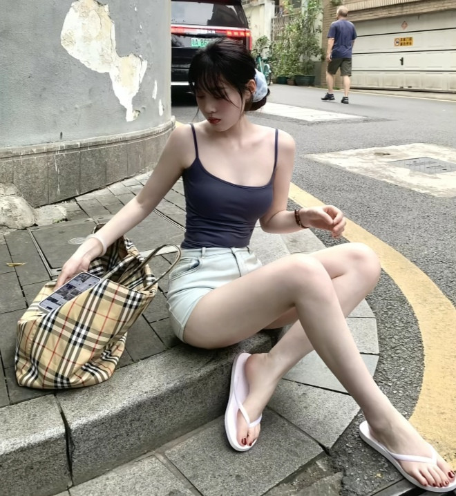 人字拖，吊带，短裤，两广特色