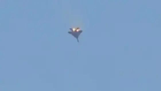 不要脸！战机冒着火焰在空中跳舞，世界人民都看见了，美国司令部才不得不承认三架F-