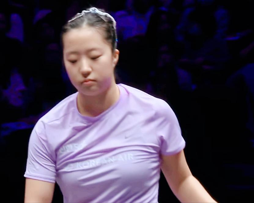 王艺迪就是一根筋，申裕斌一变节奏，自己就懵了。前三局两人拼反手，拼速度