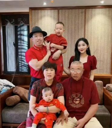 不得不说这个爸爸的基因太强大了，这么漂亮的媳妇都撼动不了