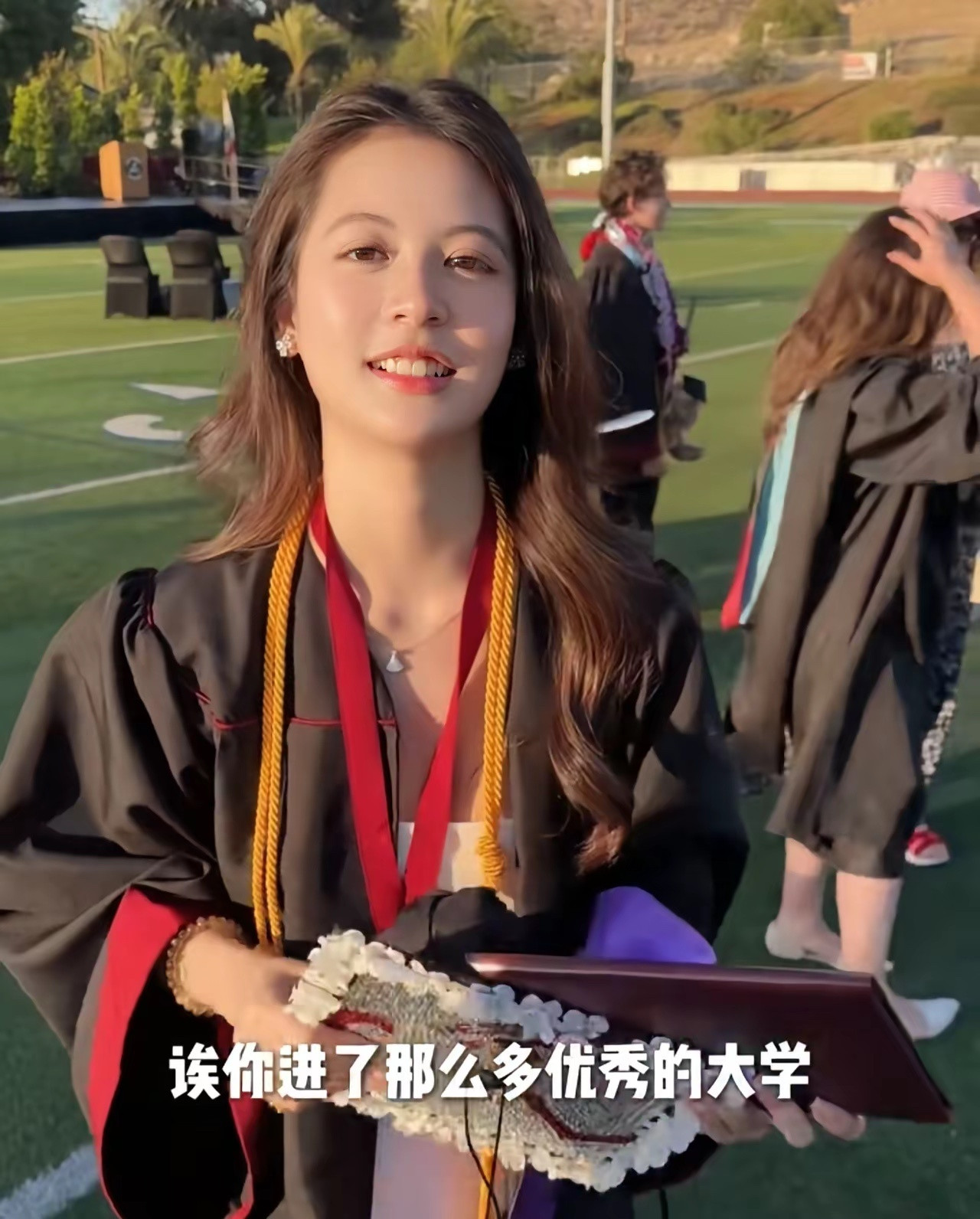 翁虹晒出女儿刘莳高中毕业视频，十分自豪的说，自己女儿高中全年级前三，拿了全A毕业