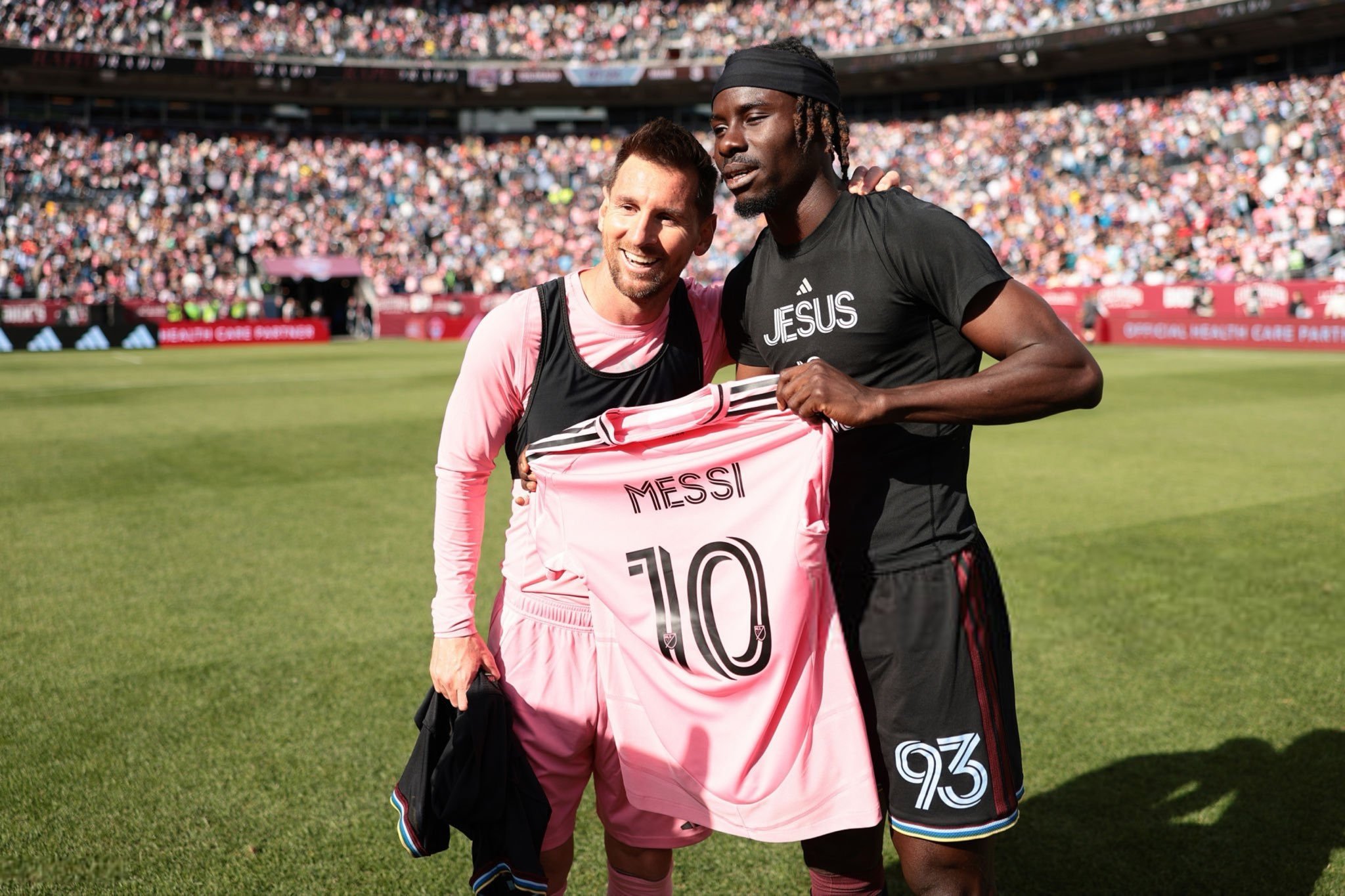 赛后科罗拉多急流球员乔治·米农古获得梅西的球衣！乔治·米农古在2023年季前赛期