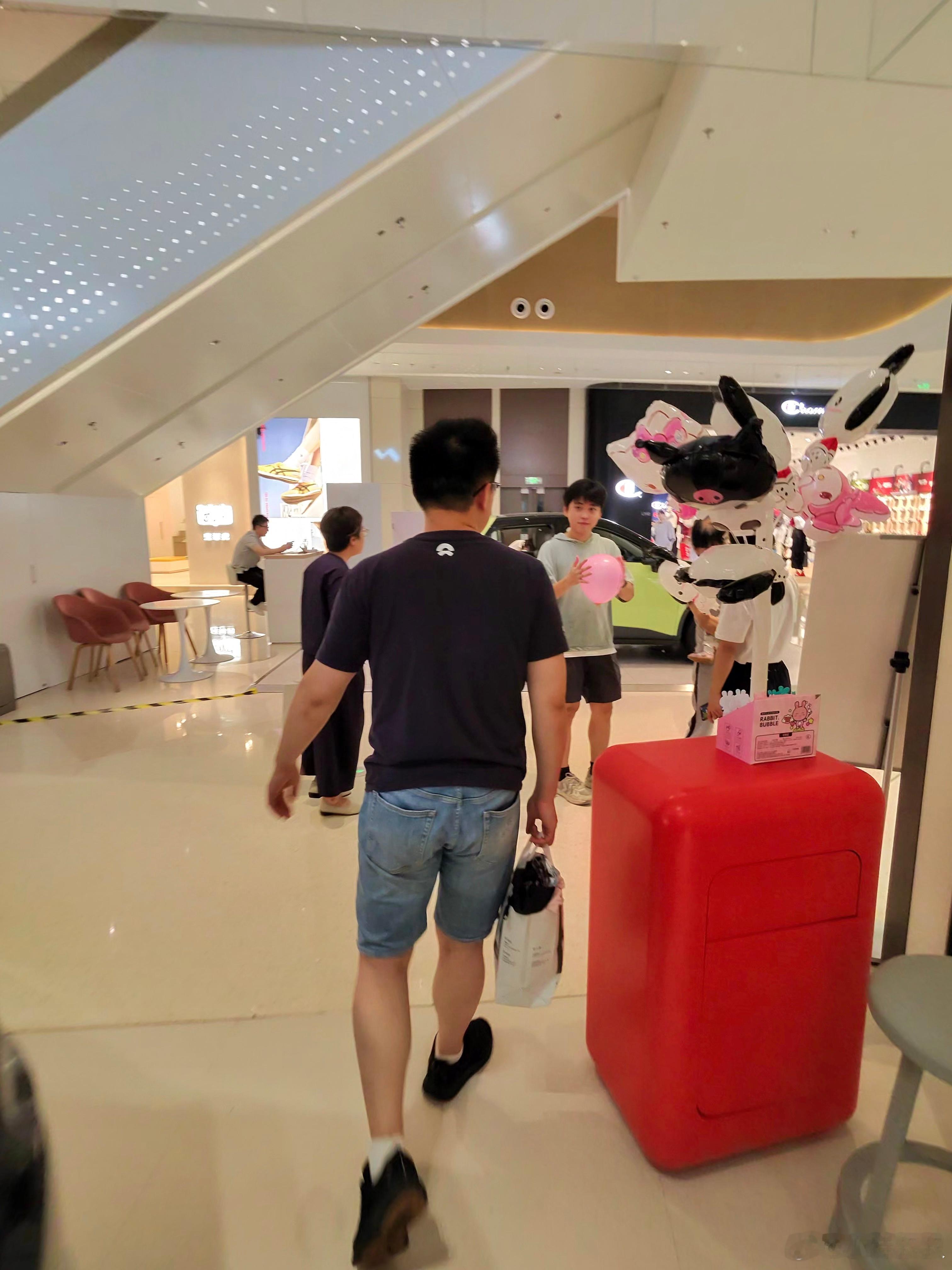 刚这位老哥去看乐道L90，然后乐道销售来了句：您好，是咱们蔚来的同事吗？[捂脸哭]