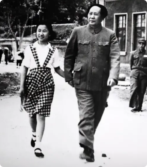 教师不知道李讷的身份，对于李讷的质疑严加批评：“你爸爸就那么正确？我看要不这样吧