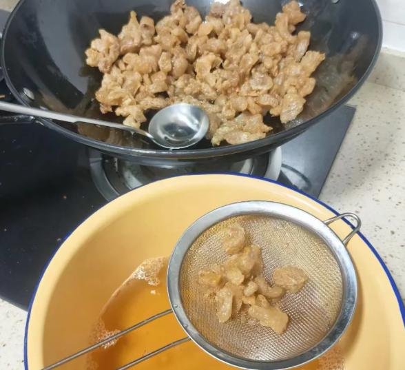 小时候最顶级的美味，真不是大鱼大肉，而是一碗简单的猪油拌饭。滚烫的白米饭，挖一勺