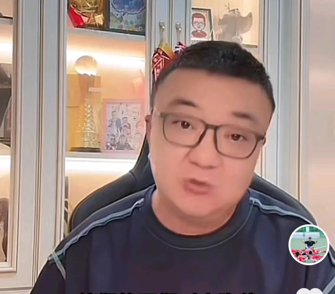 解说员董路爆了一个料。他在直播时透露，当年前国足主帅米卢率队打进世界杯后，很多