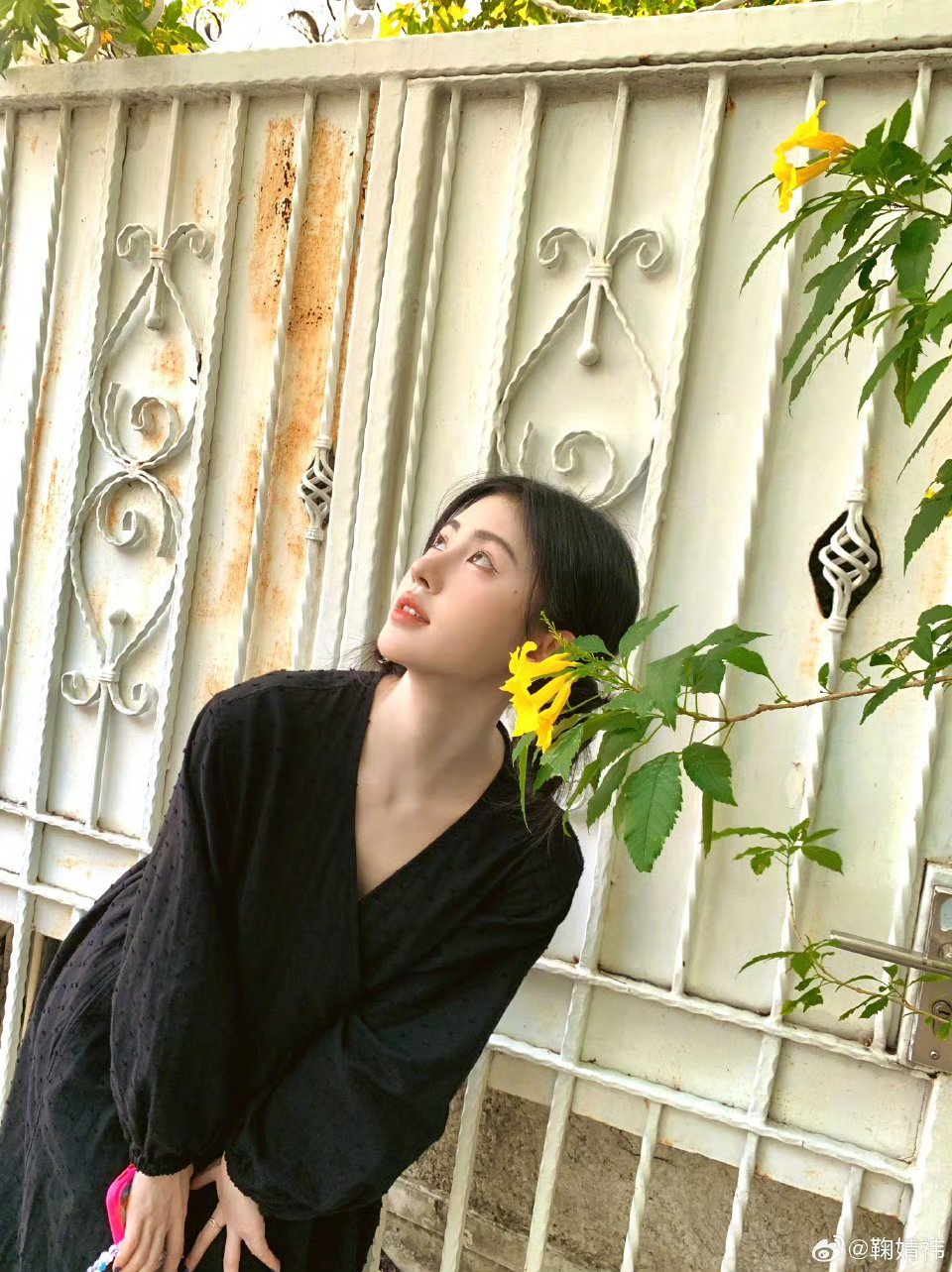 鞠婧祎更新营业啦，双马尾好萌好大一个碗