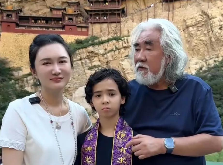 孩子多了是真累人。张纪中夫妇领着4个孩子到景区去拍摄，说是商务邀约，两个儿子打
