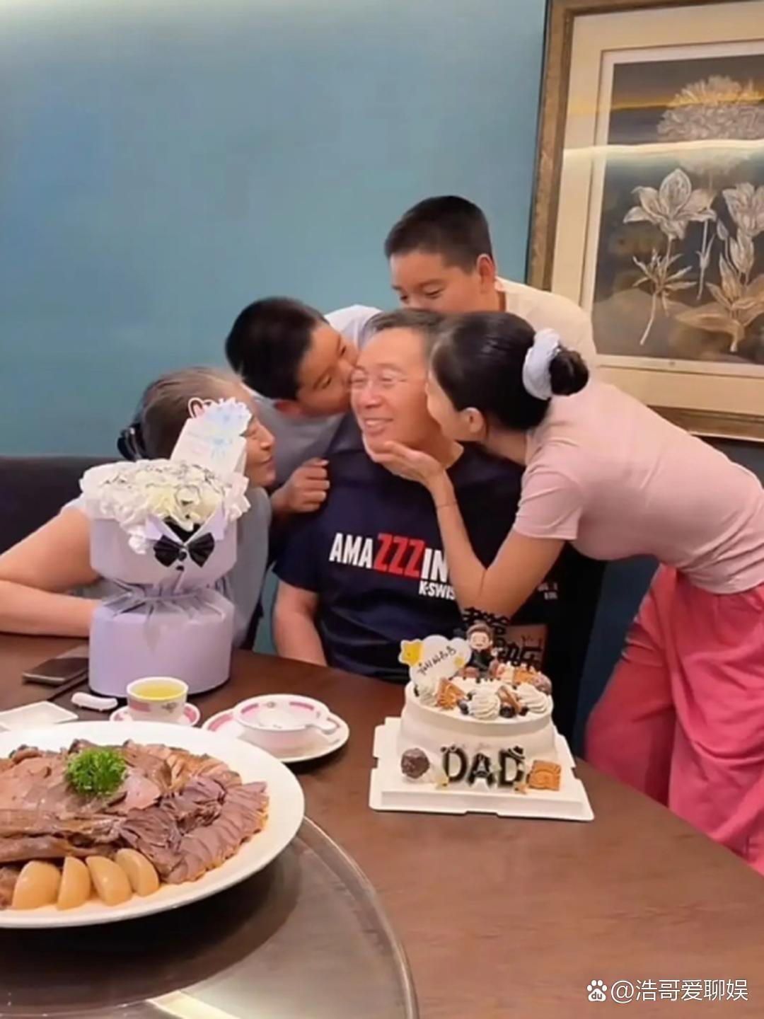 王媛可为老公王雨庆生，双胞胎儿子长得壮实，一家子看起来好幸福！