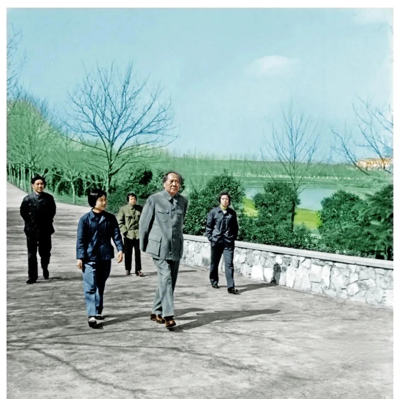 1965年4月，毛主席和身边工作人员在户外散步，三位女同志都很放松。