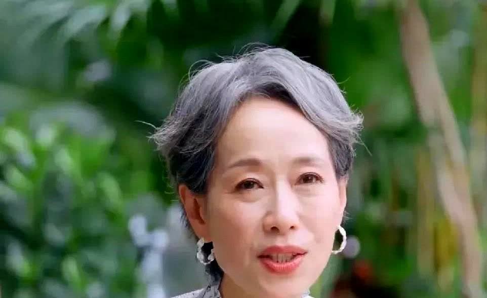其实叶童没有结婚的必要，因为她不生儿育女，对陈国熹来说，也不是非娶不可。