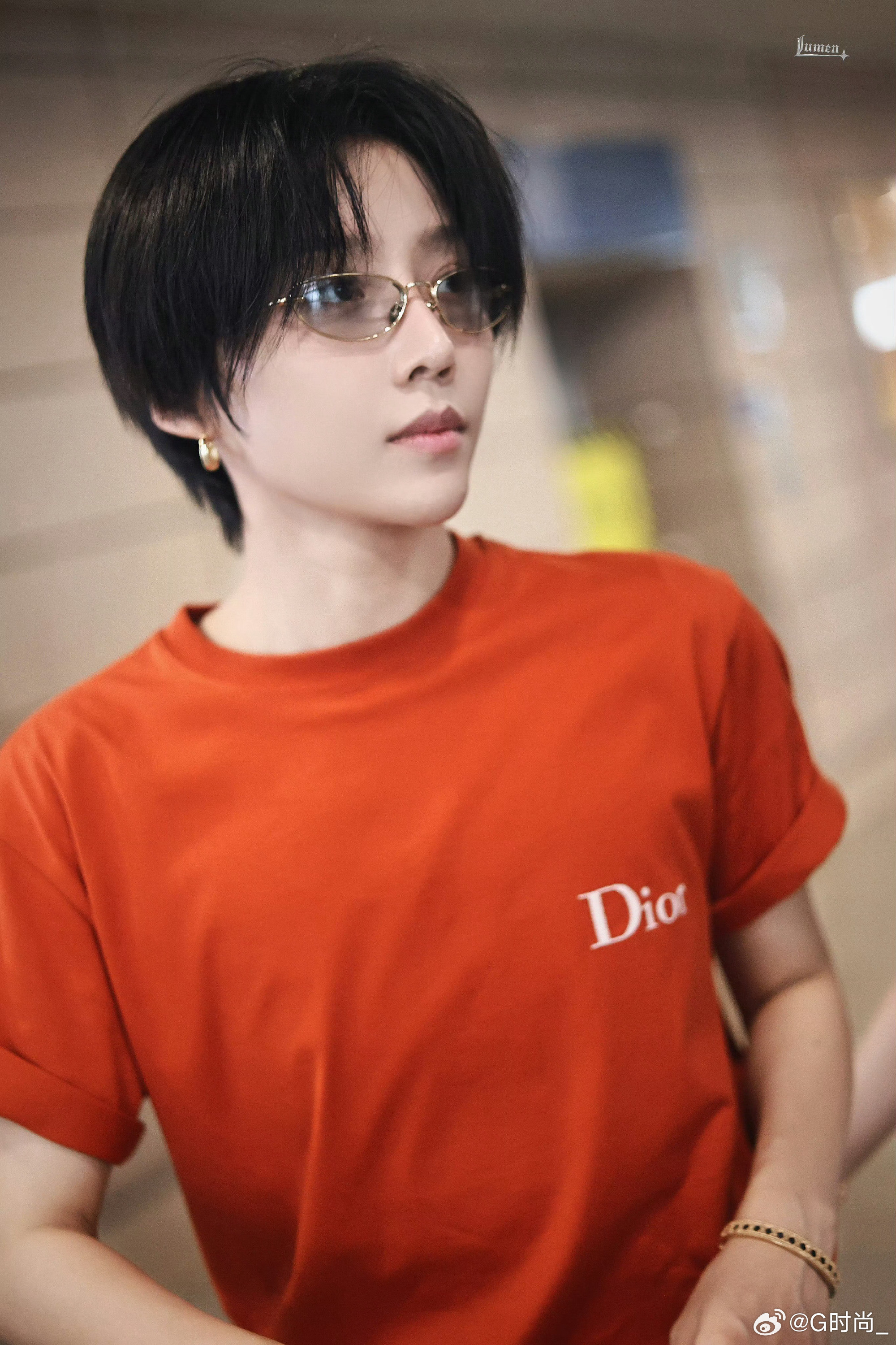 大秀直击刘雨昕巴黎高定时装周回国路透，身穿Dior刺绣T恤，搭配宽松牛仔裤与利