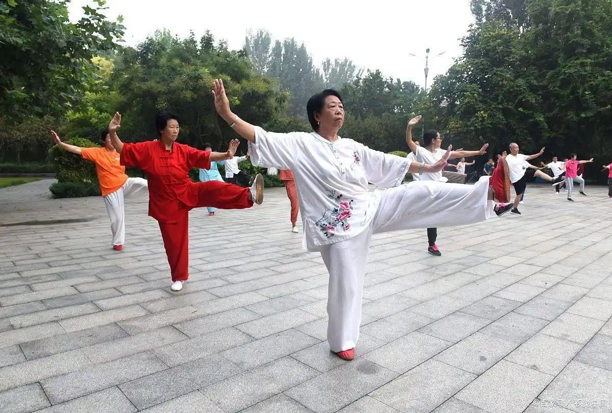 人到老年，最好的活法：心放宽，人自在早上在公园散步，看见几位老姐妹在打太极。