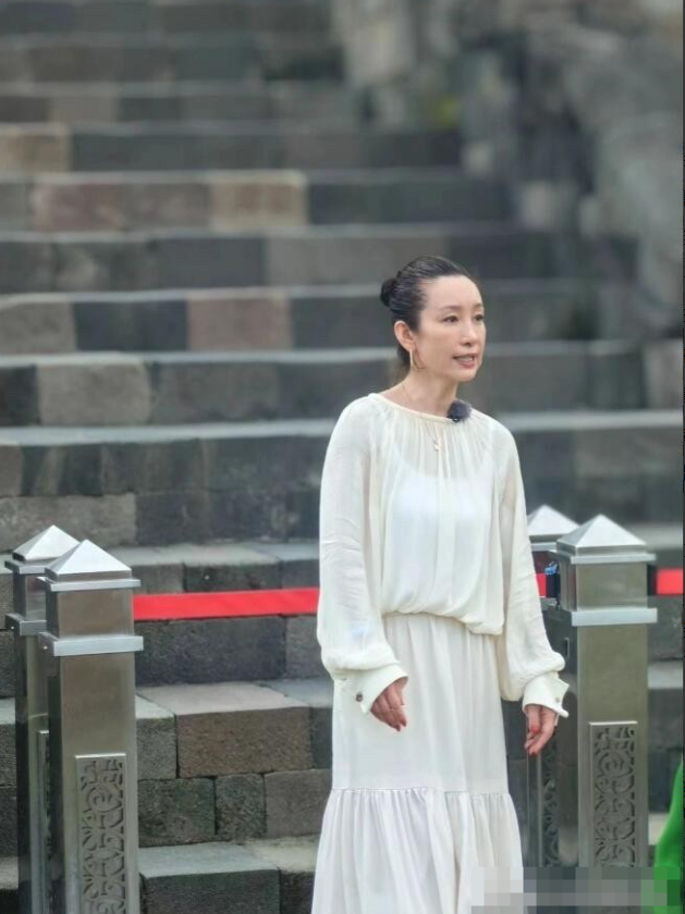 曾经和梅婷、曾黎、章子怡都是一个班的同学，颜值不算漂亮，但也不至于难看。现在才4