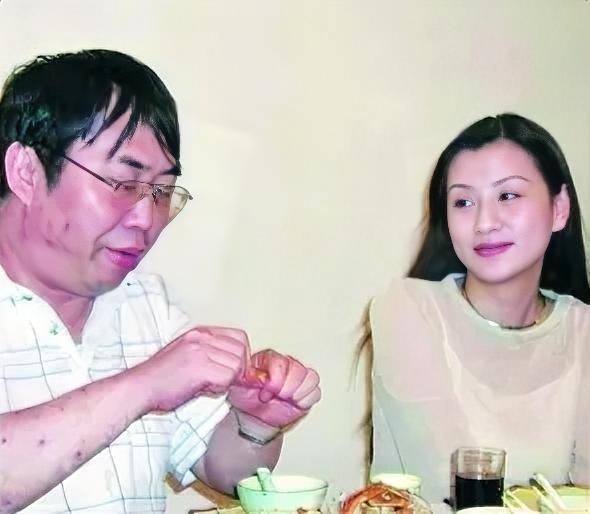 我真的一直没想明白。一个是大叔，一个是小女孩，差了整整23岁。能当爹、女儿的