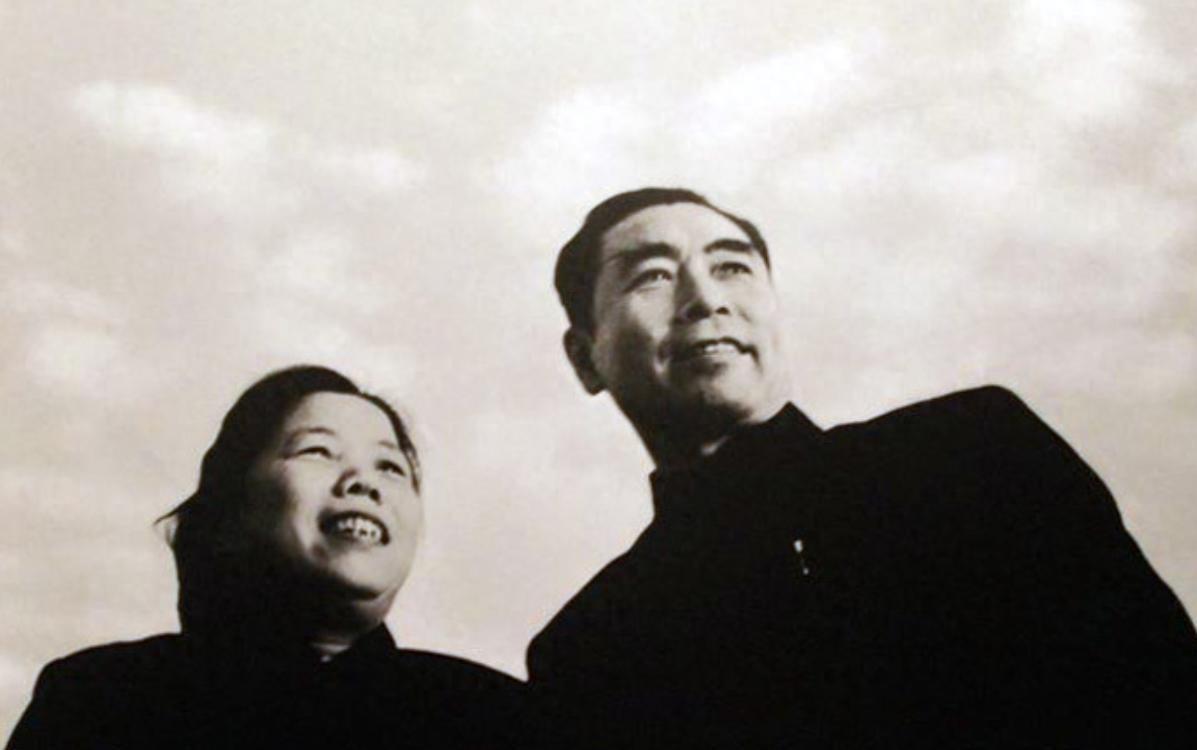 1949年周总理搬到北京时为何选西花厅居住？邓颖超坦言这样做有两个重要原因一九