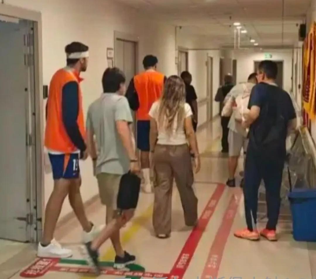 松了口气！球迷拍到克雷桑和泽卡等人新动向，上一场的受伤，如今看着应该没有大碍。