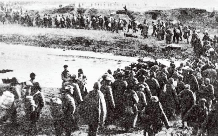 1949年1月9日，第42师代理师长武子敬率部投降。李弥得知后，先叹了口气表示：