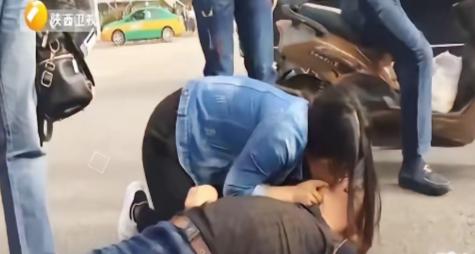 西安一女孩抢救路边晕倒老人，可惜老人还是抢救无效离世。不料4天后，女孩发现家属在