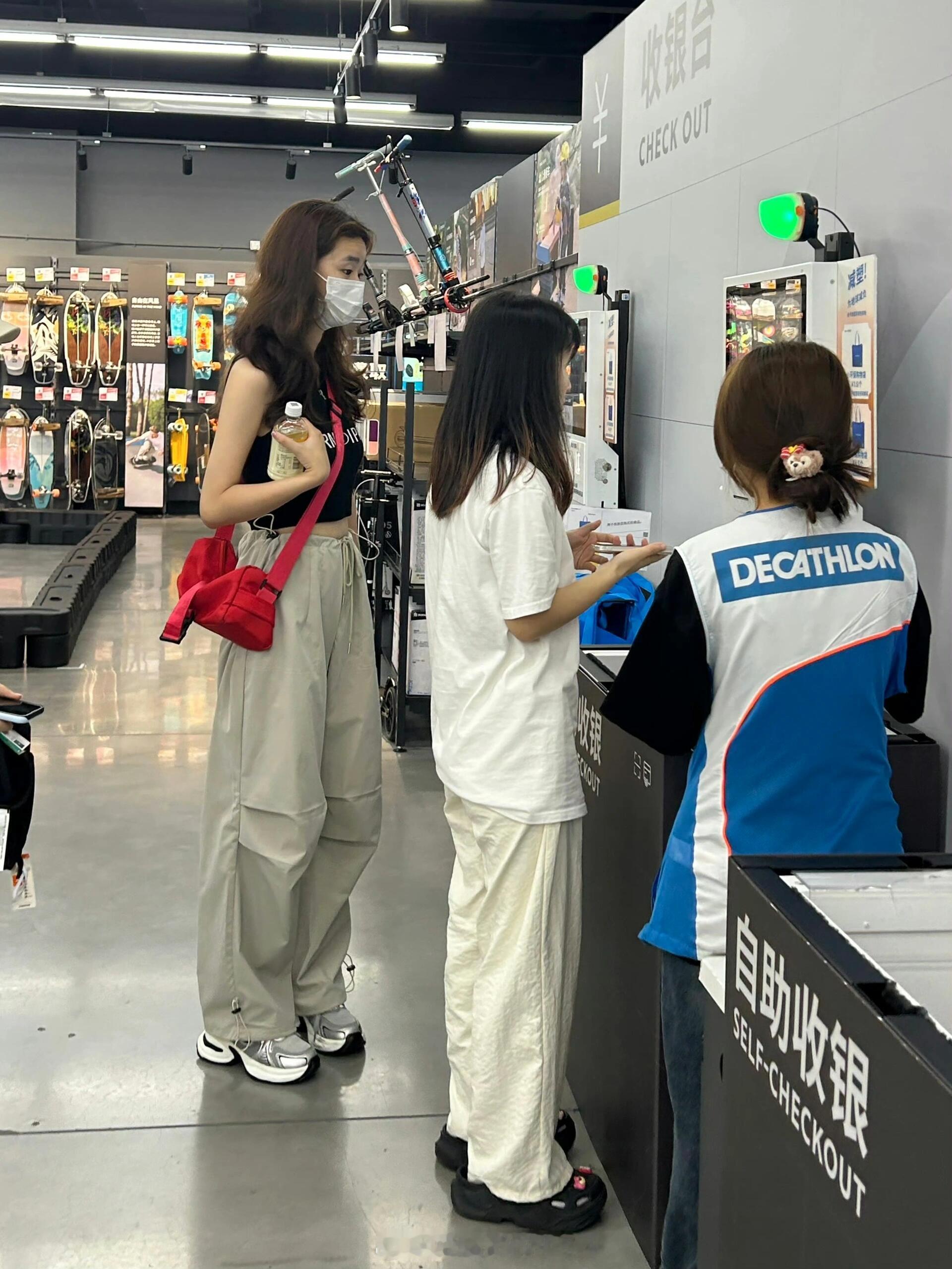 迪卡侬看到的！！！家人们这个工装裤怎么说呢，就是穿上滑滑凉凉的，走路还不带响声，