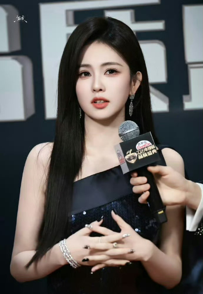 白鹿我今天穿了个被子电视剧品质盛典，白鹿凭红毯惊艳表现与满分发言再度疯