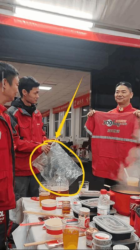 没办法，这就是眼力劲！刘强东撑开T恤展示，旁边的京东小哥手里紧紧握着塑料袋，眼