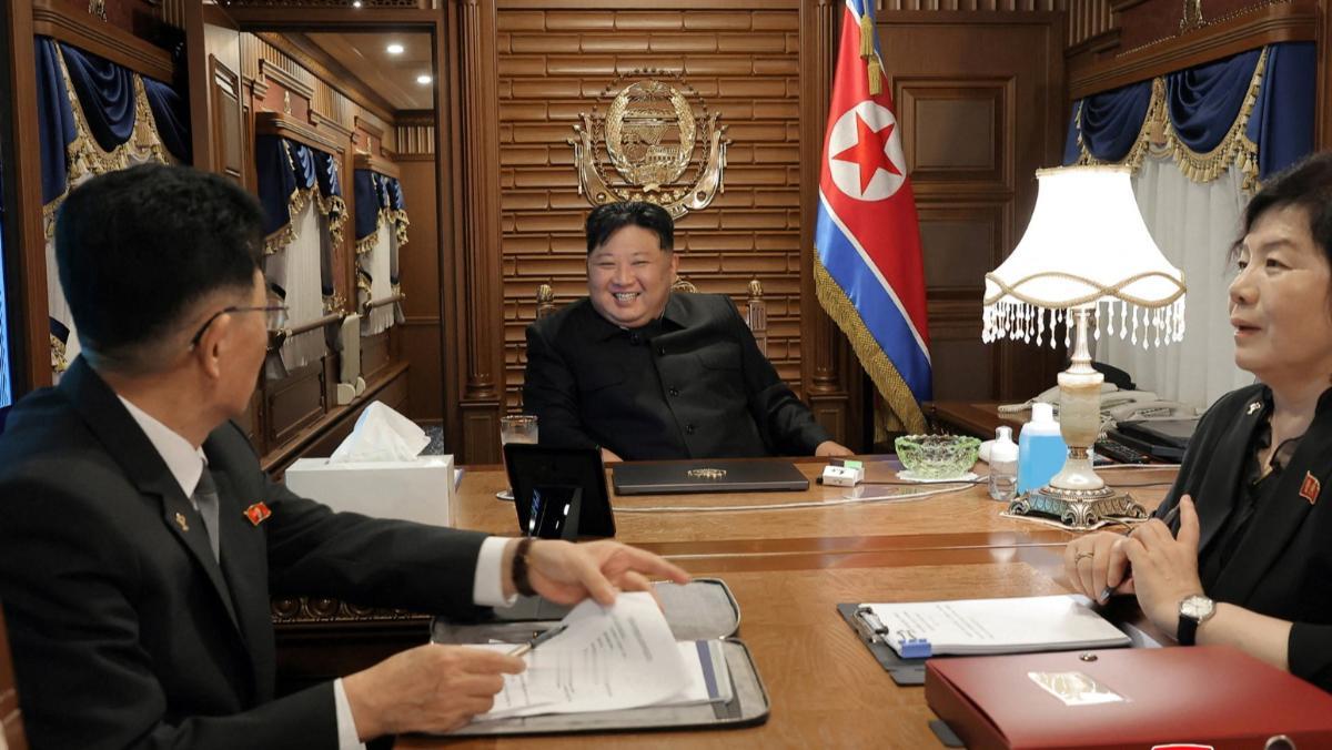 朝中社罕见公布金正恩开赴北京专列的车厢场景。图片显示，金正恩与朝鲜外务相崔善姬等