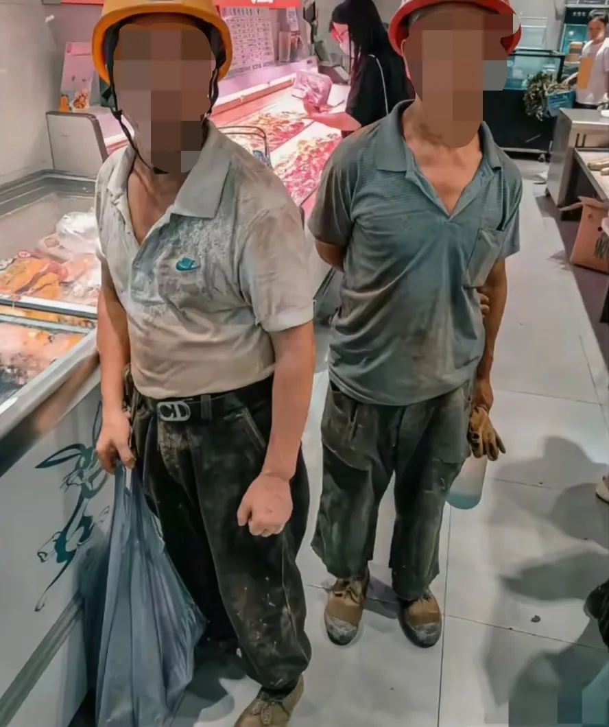 苏州有个女老板，发现车间温度飚到了四十多度，风扇根本不管用，但停工呢又影响进度。