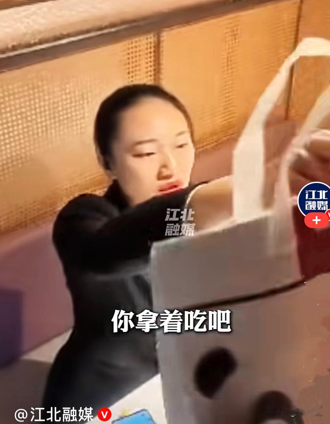 近日北京，正赶上用晚餐高峰期间，商家出餐稍微有点儿慢，一外卖小哥把餐送到顾客手里