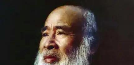 1952年的一天，18岁的山田喜美子站在53岁的张大千面前，脱下所有衣服，涨红着