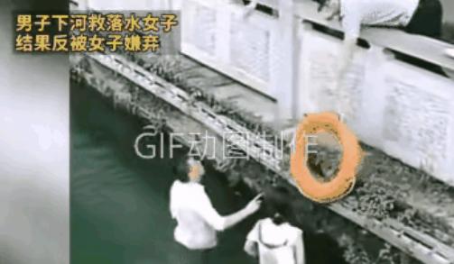 好人难当啊！2024年女子不慎落水，男子下水相救。而女子爬不上岸，男子就用手托举