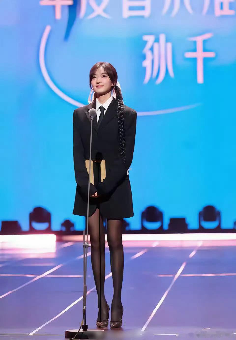 关晓彤第一腿精的身份受到严重挑战，我派出孙千​​​