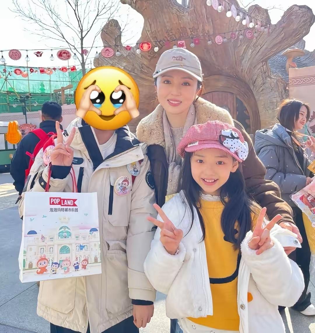 董璇小酒窝打卡北京游乐园，母女同框画面太养眼！镜头下的董璇身穿深咖色外套，内搭