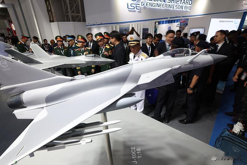 中国展台挤满了人，贵宾特意点名要观赏歼10C与歼35，多国代表更是紧追不舍，询问