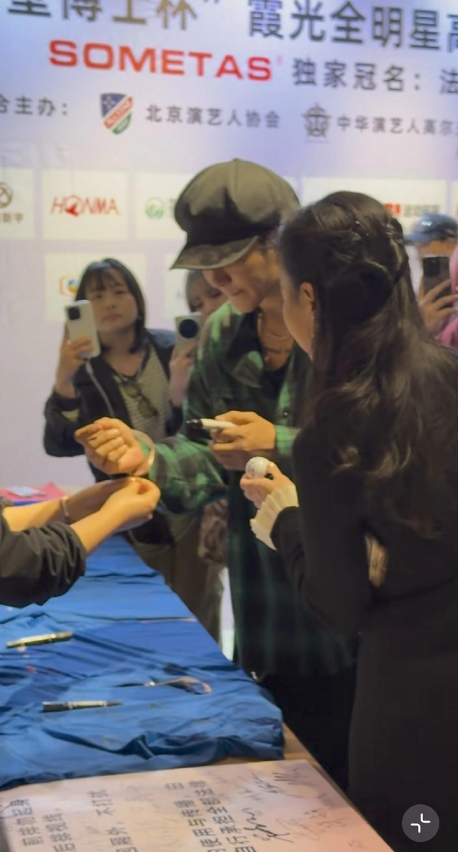 4月15日，罗志祥辟谣猝死传闻后，现身苏州参加全明星高尔夫公益友谊赛，面相变了，