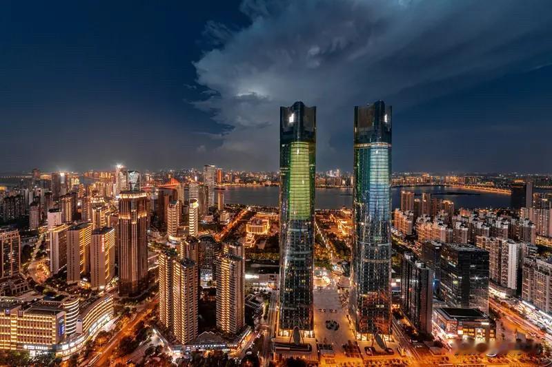 南昌楼市：南昌这几年房价回调幅度非常突出，就连公认的核心板块红谷滩，房价从1