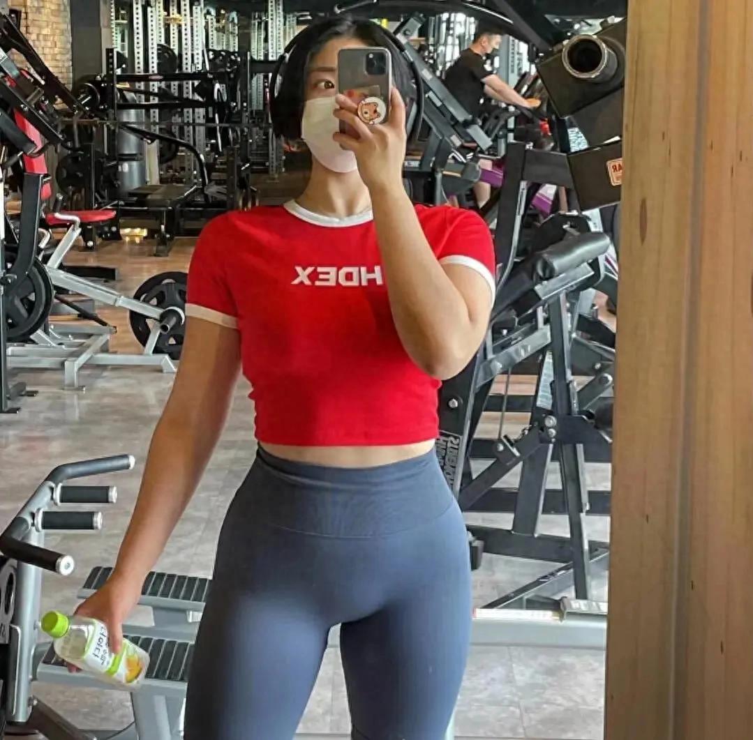 江苏南京的李女士在健身房猛练了一场后，触发了一个极度反常的生理开关。只要李女士双