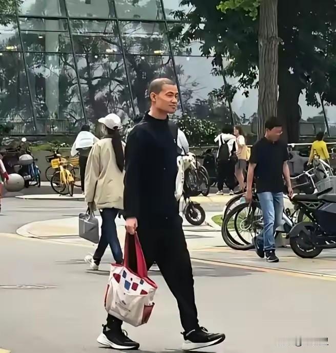 网友说：韦神小伙突然变得不敢认识了，穿的利索不说，拎的包和鞋也非常时尚北大韦神