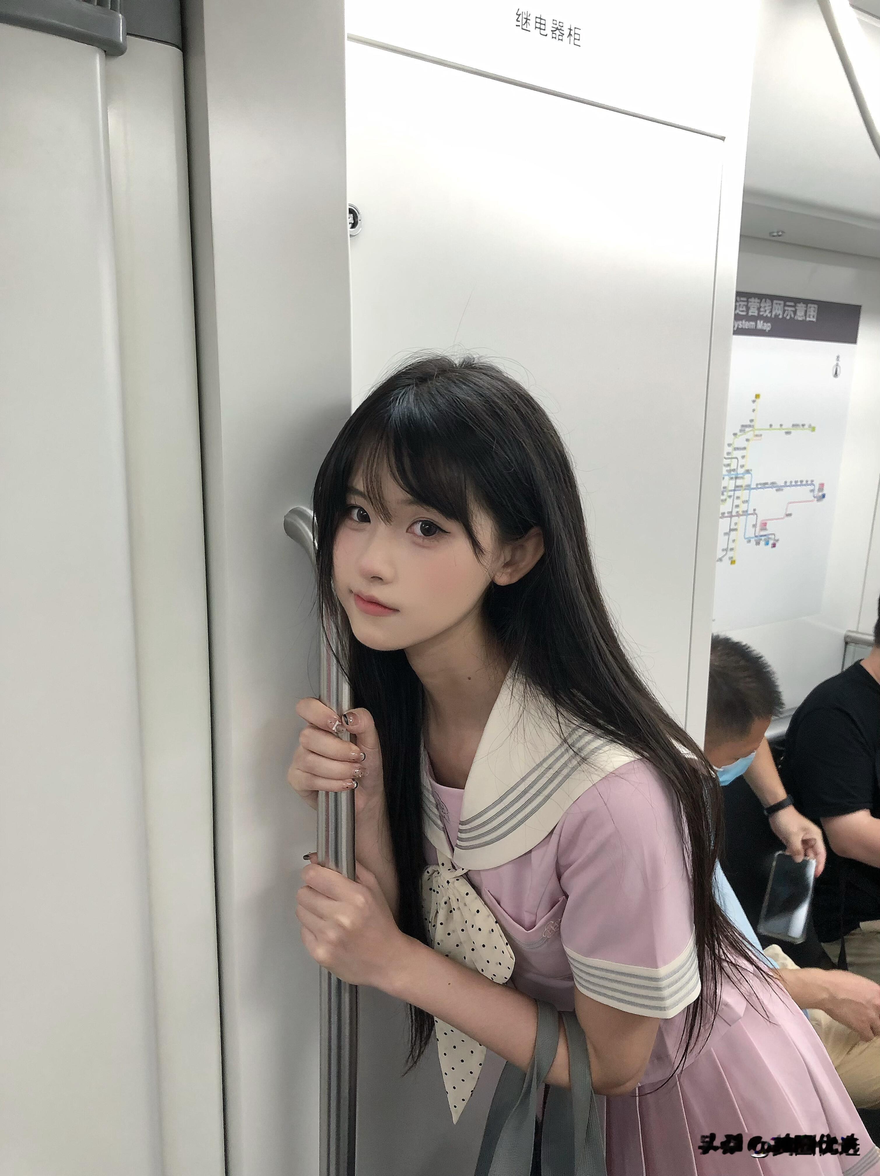 地铁上的甜美少女，可爱又迷人！💕