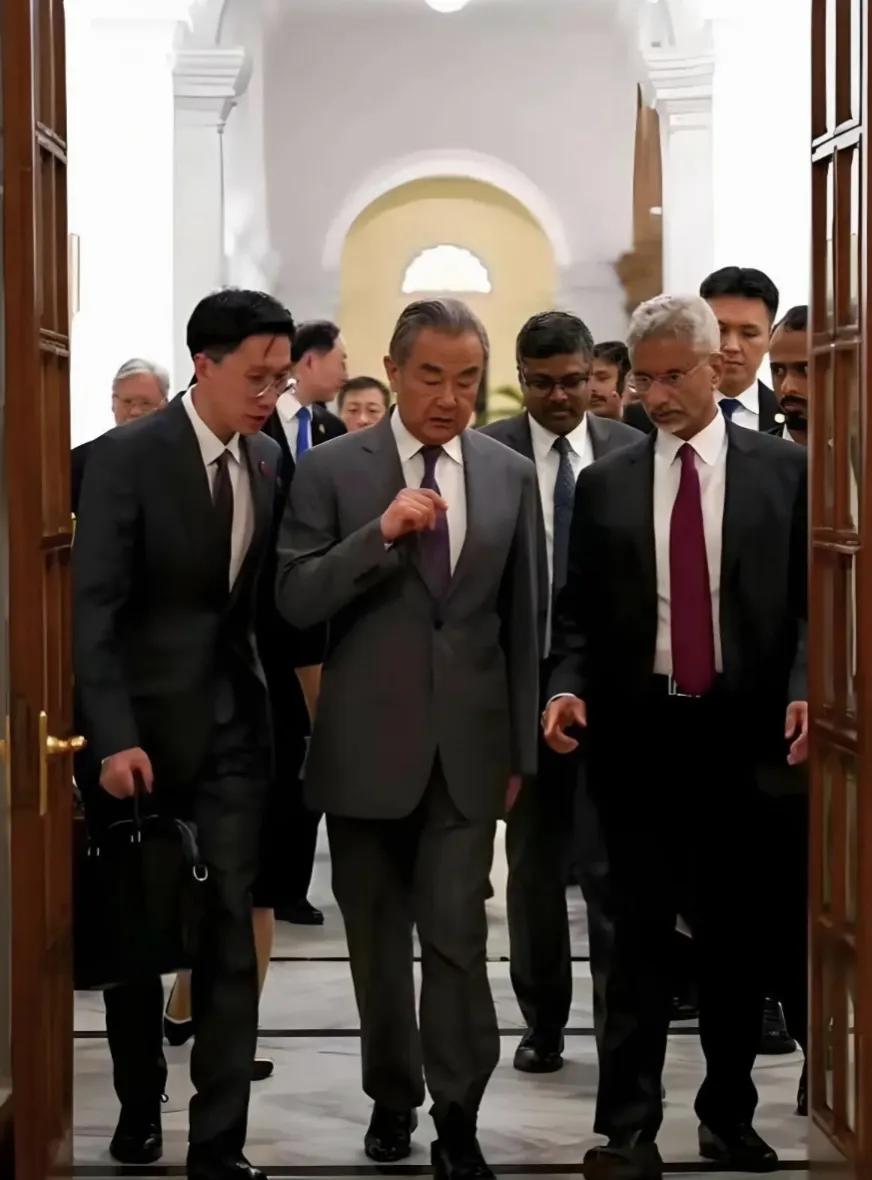 印度一旦遇到美国的打压，想找帮忙的对象一定就是中国。其实理由也很简单，因为印度和